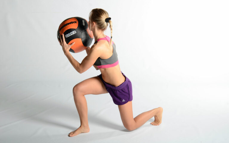Evgenia - giant med ball - gambe