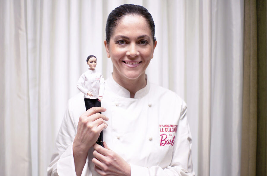 Barbie festeggia i 60 anni e indossa la divisa da chef (stellata) di Rosanna Marziale Barbie festeggia i 60 anni e indossa la divisa da chef (stellata) di Rosanna Marziale