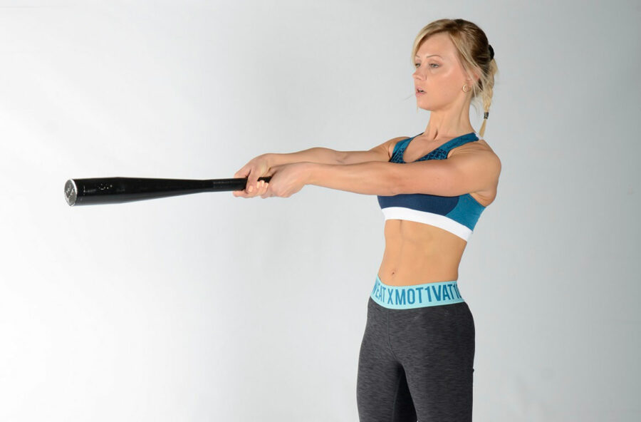 Core training: fai lo swing con la clava per modellare addominali e glutei