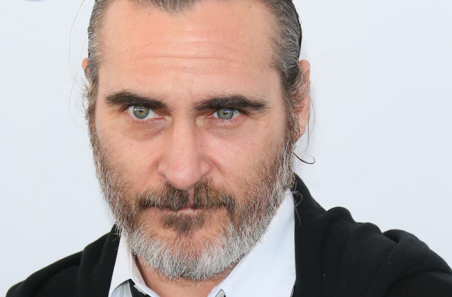 Joaquin Phoenix pistolero nel vecchio West. Aspettando il Joker