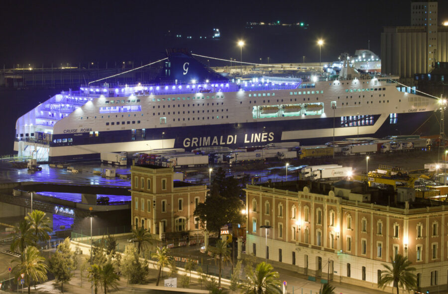 Libri: parte la nave per Barcellona