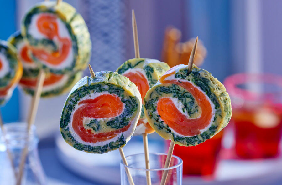 Omelette roll con salmone affumicato, spinacini e wasabi