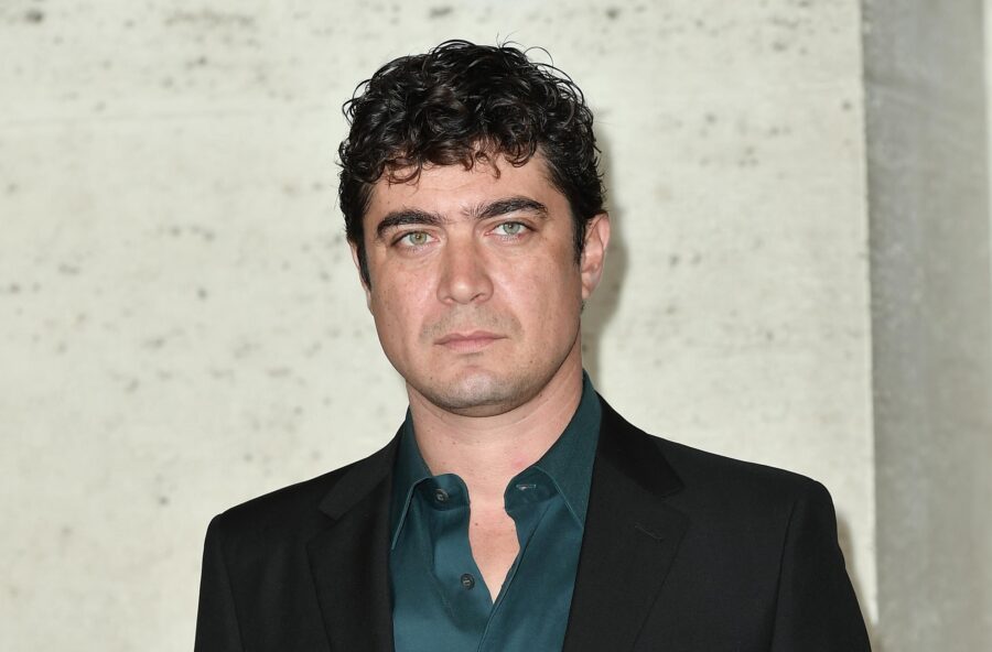 Riccardo Scamarcio, yuppie fuorilegge per Netflix Riccardo Scamarcio, yuppie fuorilegge per Netflix