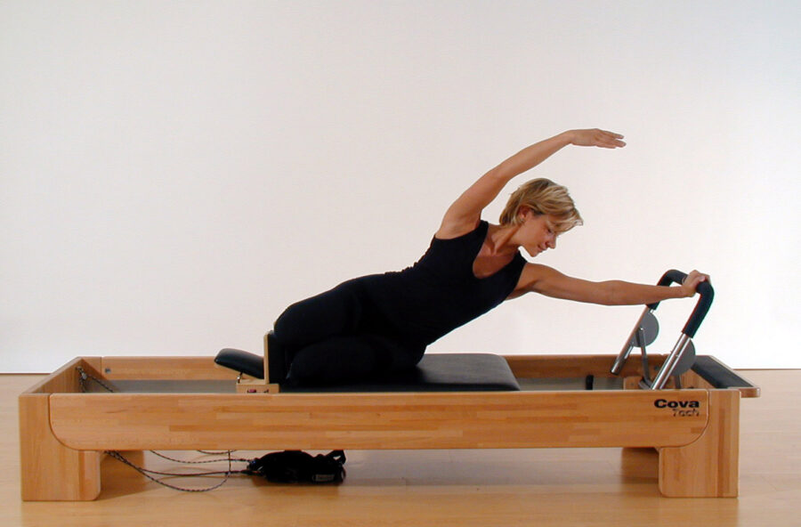 Pilates, fai la Sirenetta sul Reformer per snellire il punto vita