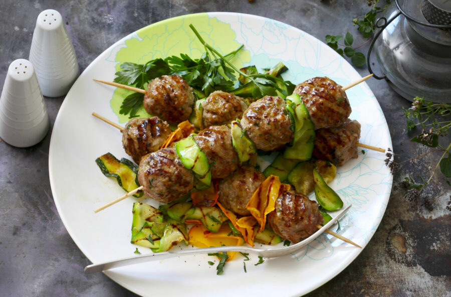 Spiedini di polpette con zucchine