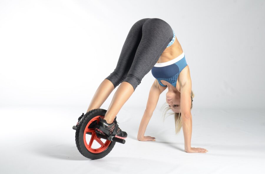 Total body workout: ridisegna il corpo con il reverse crunch sulla ruota