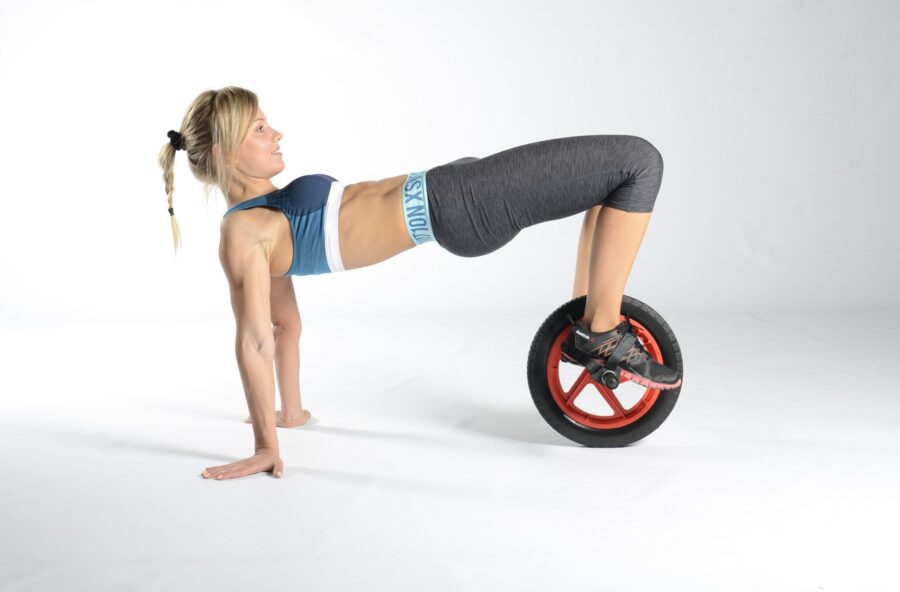 Glutei up con l’hamstring bridge sulla ruota