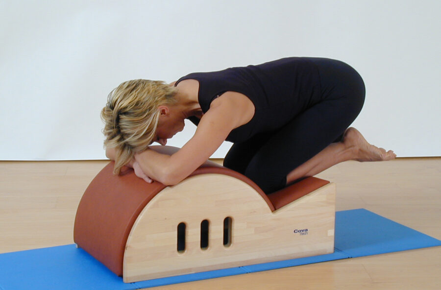 Pilates: l’esercizio contro il mal di schiena si fa sulla Step barrel