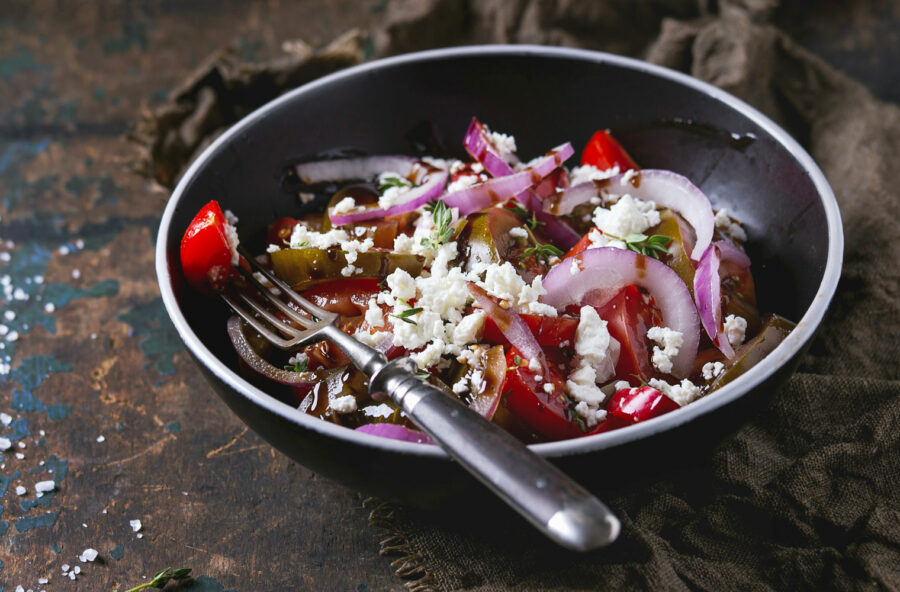 Insalata mediterranea con pomodori misti, cipolla di Tropea e feta