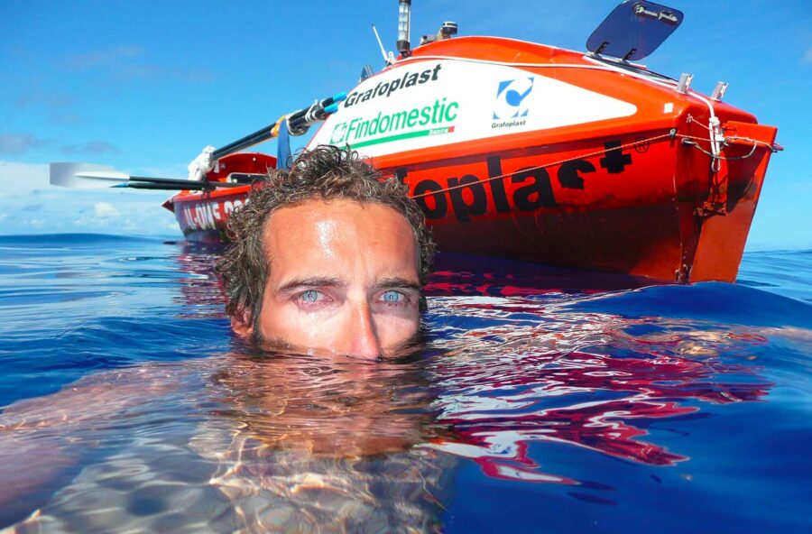 Inquinamento: navigando in un mare di plastica con Alex Bellini