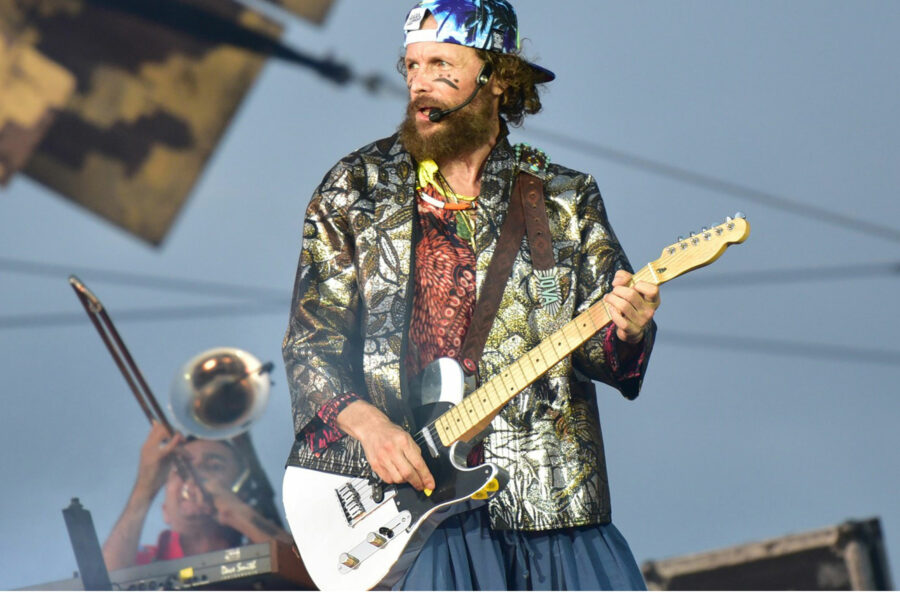 Jova Beach Party, il mega evento dell’estate continua tra mille polemiche