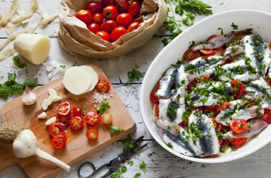 Alici al forno con patate e pomodorini