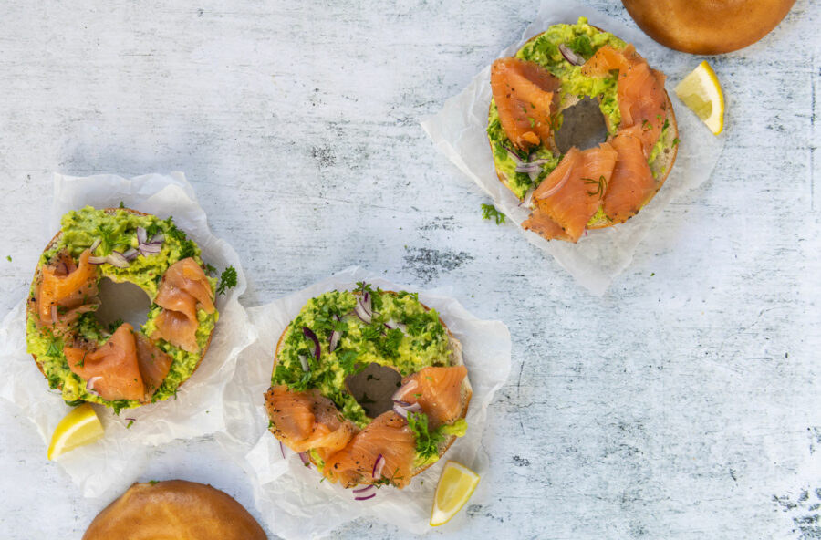 Bagel con avocado e salmone affumicato
