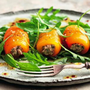Involtini di peperoni con acciughe e capperi