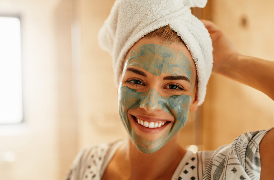 Pelle perfetta con le maschere colorate