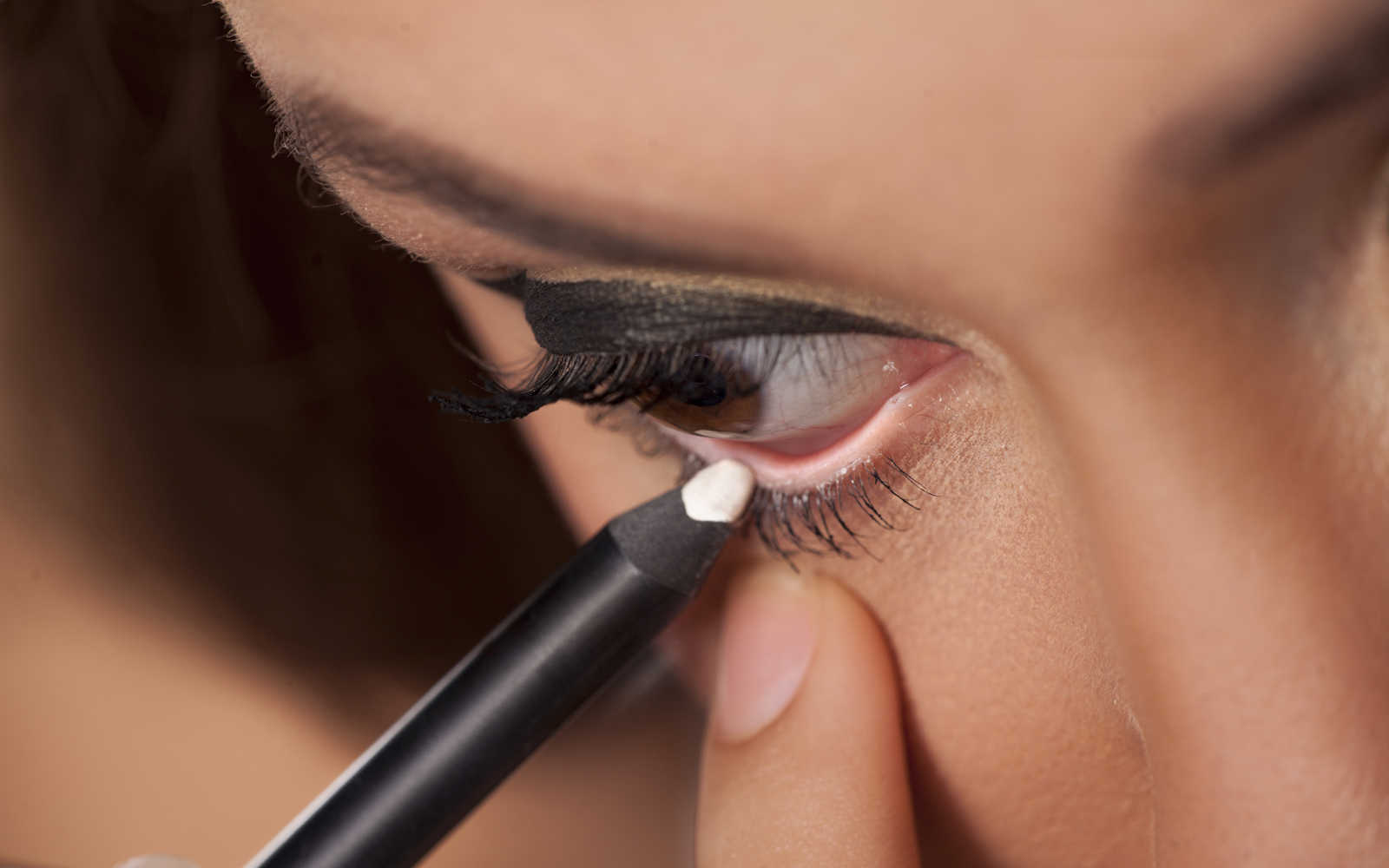 Make up: impara a usare la matita bianca - Silhouette Donna