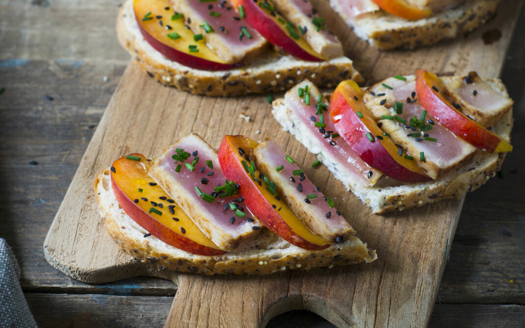 Bruschetta Con Tonno Scottato E Pesche Silhouette Donna