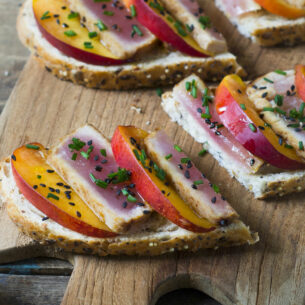 Bruschetta con tonno scottato e pesche