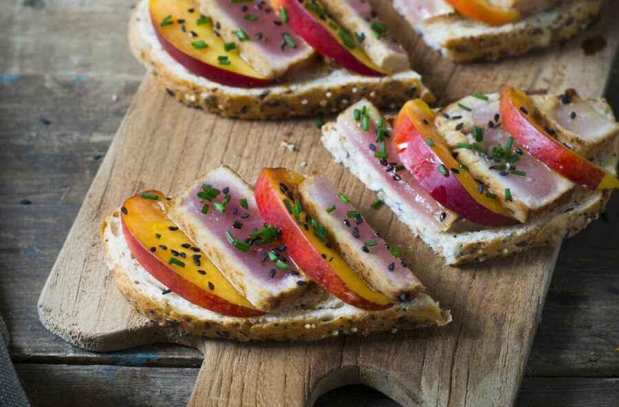 Bruschetta con tonno scottato e pesche