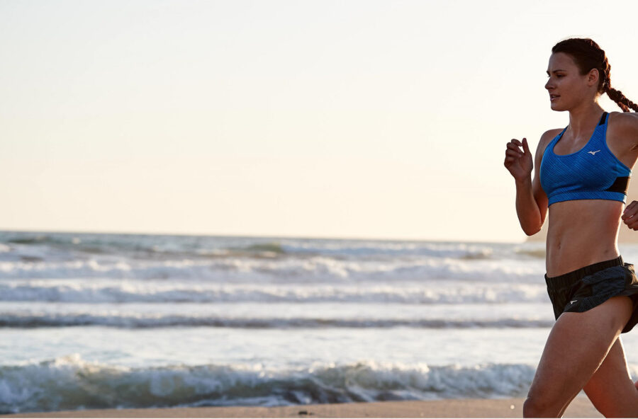 Fitwalking sulla sabbia per dimagrire e tonificarsi dalla vita in giù