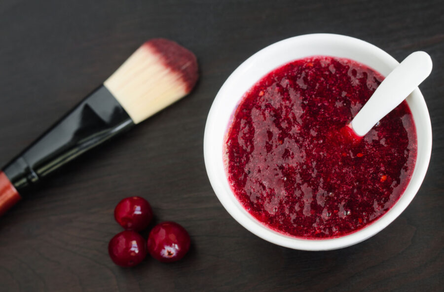 Cellulite: contro gonfiori e ritenzione c’è il massaggio linfodrenante ai frutti di bosco