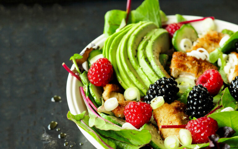 insalata-avocado-pollo-fruttidibosco