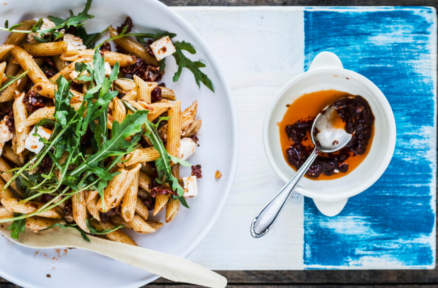 Pasta con pomodori secchi e feta