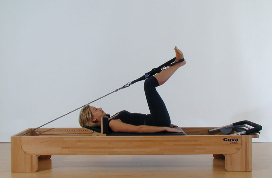 Pilates: modella l’interno coscia facendo la Rana sul Reformer