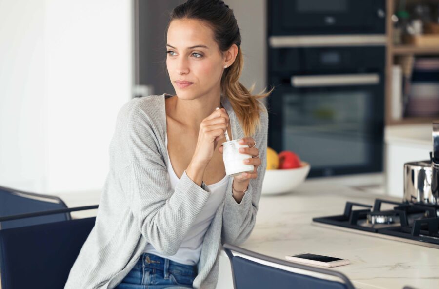 Sindrome premestruale, punta su 3 alleati: luppolo, biancospino e yogurt