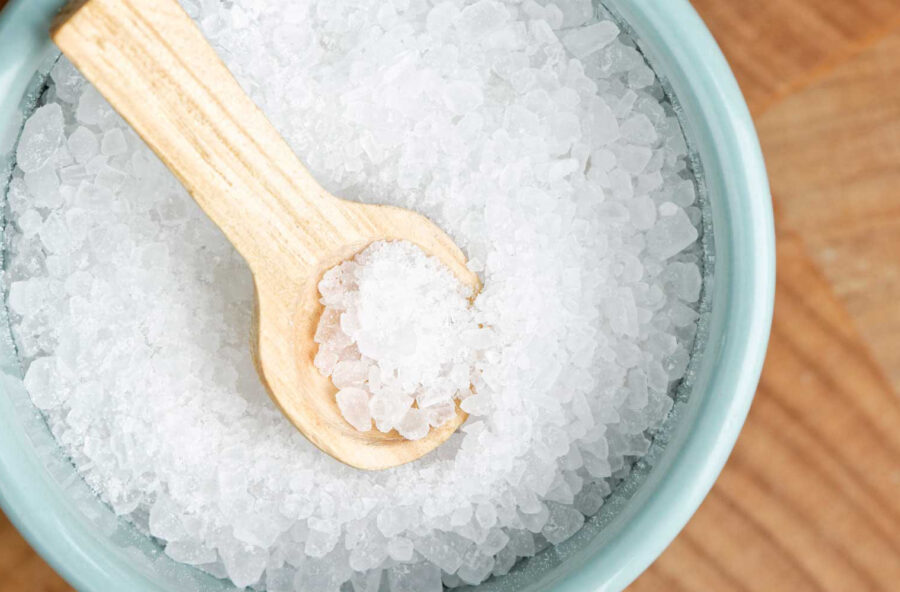 Impacchi caldi di sale: contro infiammazioni e sciatalgia scegli gli antidolorifici naturali