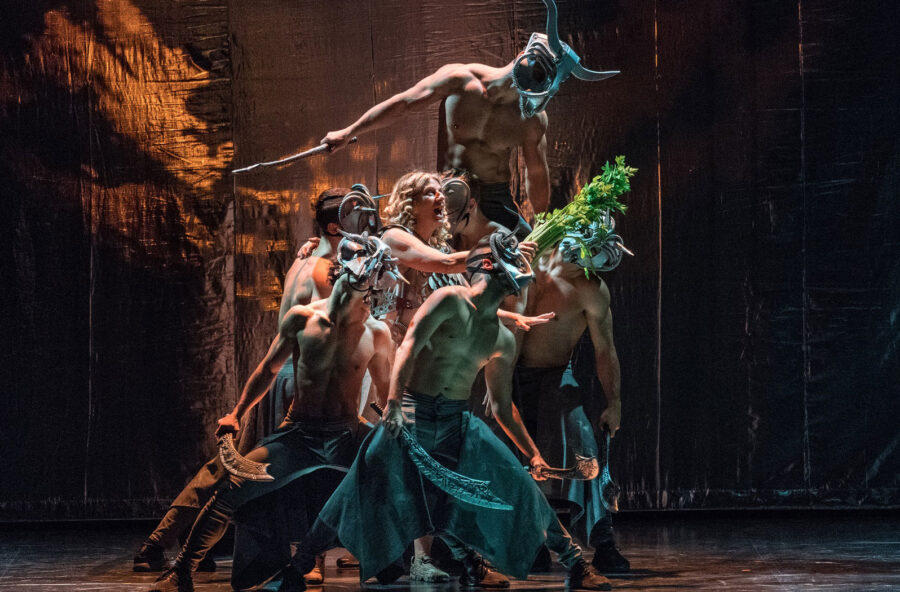 Teatro: Angela Finocchiaro diventa un eroe greco e si perde nel labirinto