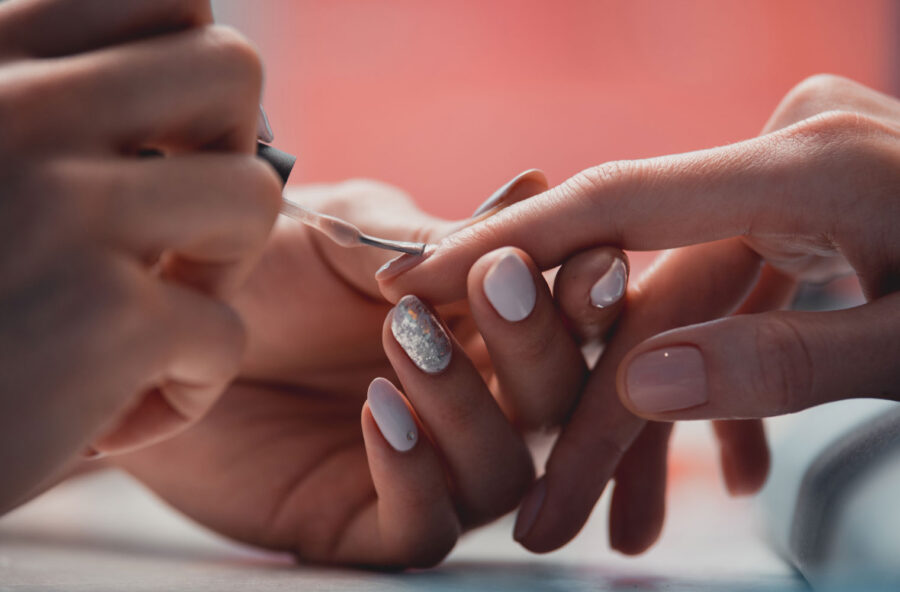 Unghie, dalle seaglass nails alle ombré nails