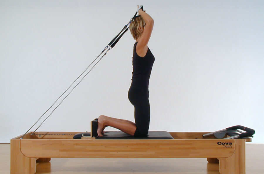 Pilates: per braccia e spalle toniche prova l’esercizio Shave the Head sul Reformer