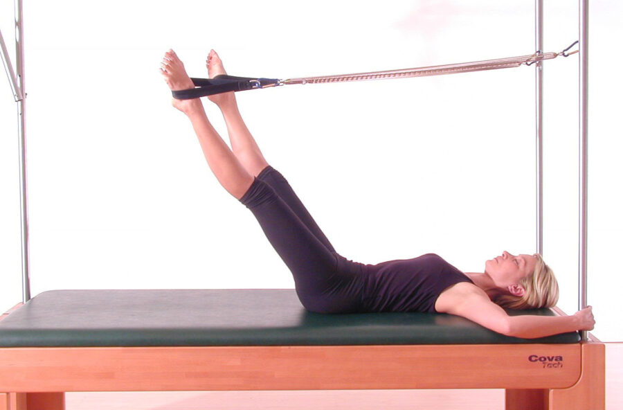 Pilates, modella le gambe con i cerchi sulla Cadillac