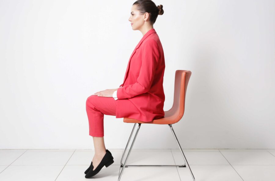 Passi molte ore seduta alla scrivania? Migliora la postura con un esercizio Feldenkrais