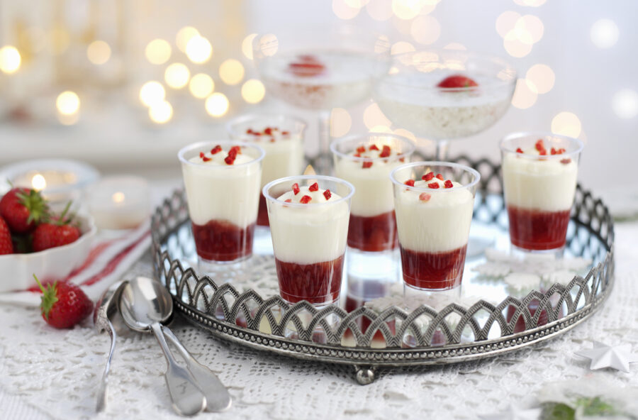 Panna cotta con gelatina di fragole e spumante