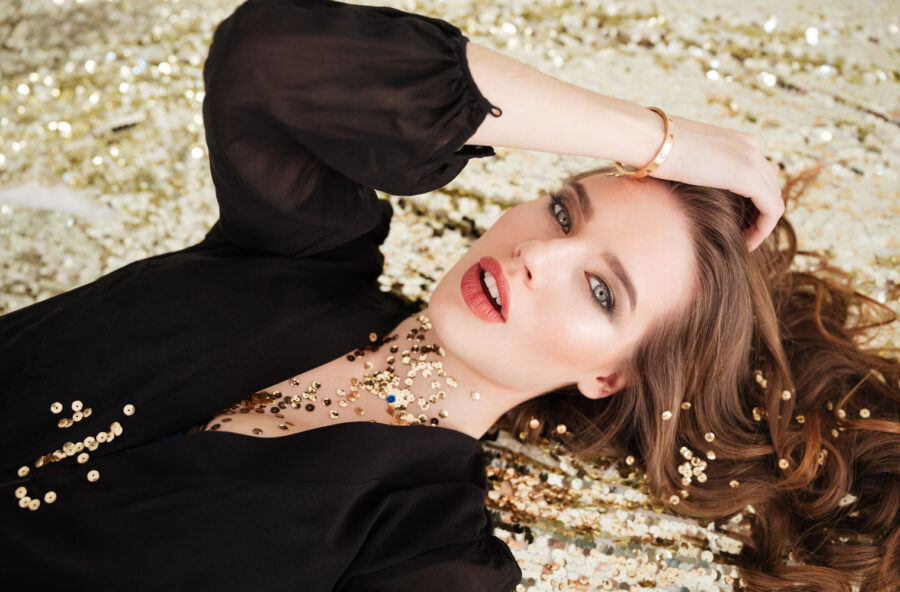 Il make up è elegante e prezioso