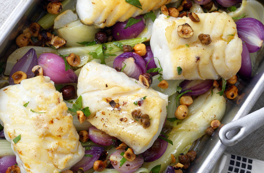 Merluzzo con finocchi e cipolline al forno