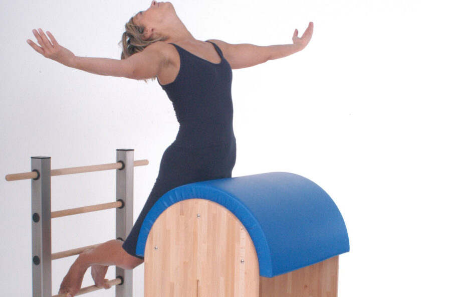 Pilates, rinforza la schiena con il tuffo del cigno sulla Big barrel