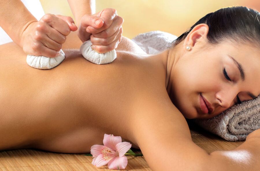 Massaggio Pindasweda alle erbe officinali per un relax totale