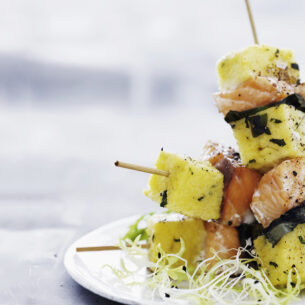 Spiedini di polenta e salmone