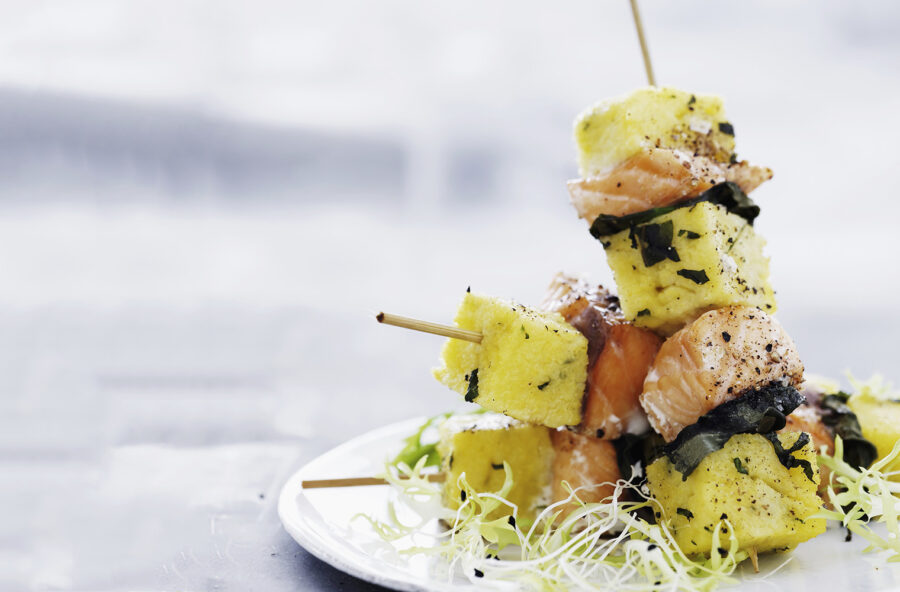Spiedini di polenta e salmone