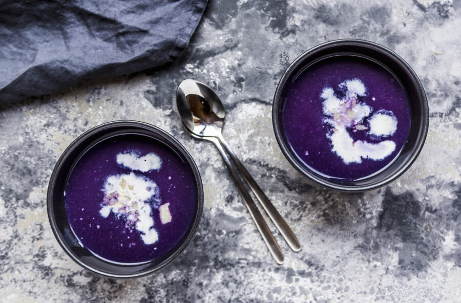 Vellutata di cavolo cappuccio rosso con stracchino e scaglie di Parmigiano