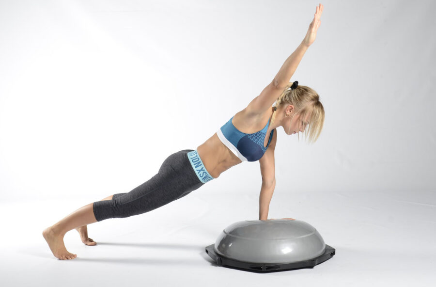Tripod plank sulla duneball: così rassodi tutto il corpo