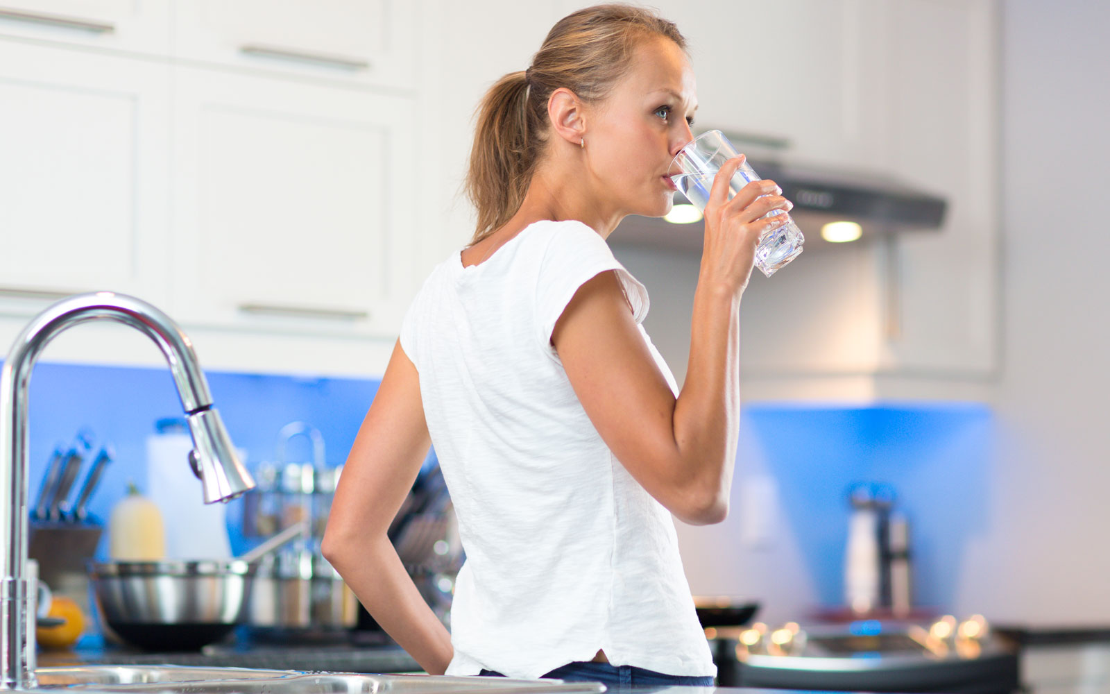 Siting su. Чистая вода из крана. Питьевая вода на кухне. Кран для питьевой воды. Девушка на кухне вода.