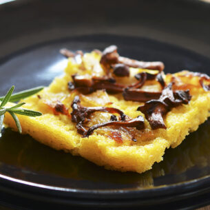 Torta di polenta e funghi