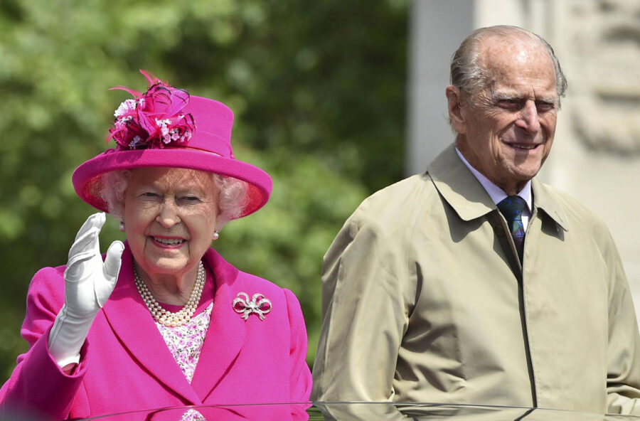 La Regina Elisabetta II tra i rumors sulla morte di Filippo e Carlo positivo al Coronavirus