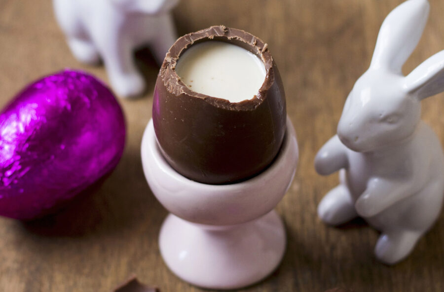 Ovetti di cioccolato ripieni di crema al latte