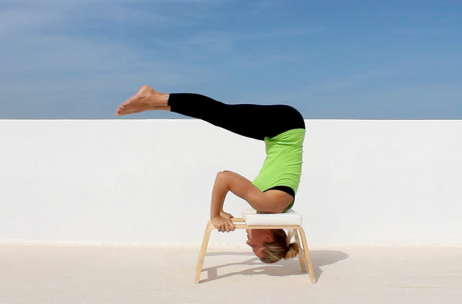 Yoga: cos&igrave; le posizioni capovolte diventano facili