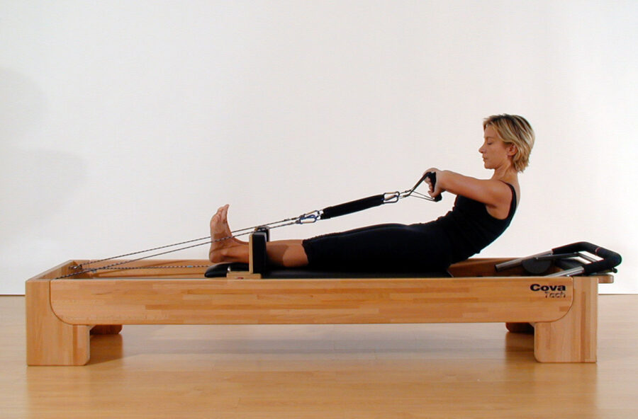 Pilates: fai il Rowing back sul Reformer per modellare tutto il corpo